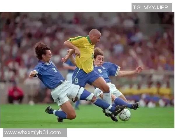 足球明星们在赛场上展现帅气风采的精彩瞬间合集