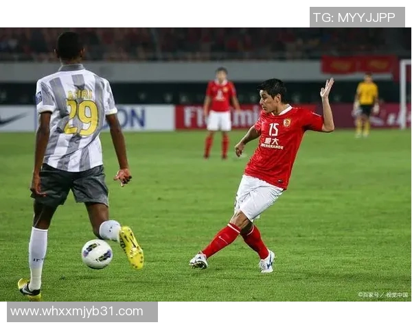 足球明星展现绝妙技术瞬间脚内侧踢球精彩瞬间定格在镜头中